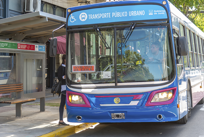 En la imagen se observa una foto de la fachada del micro de transporte publico urbano