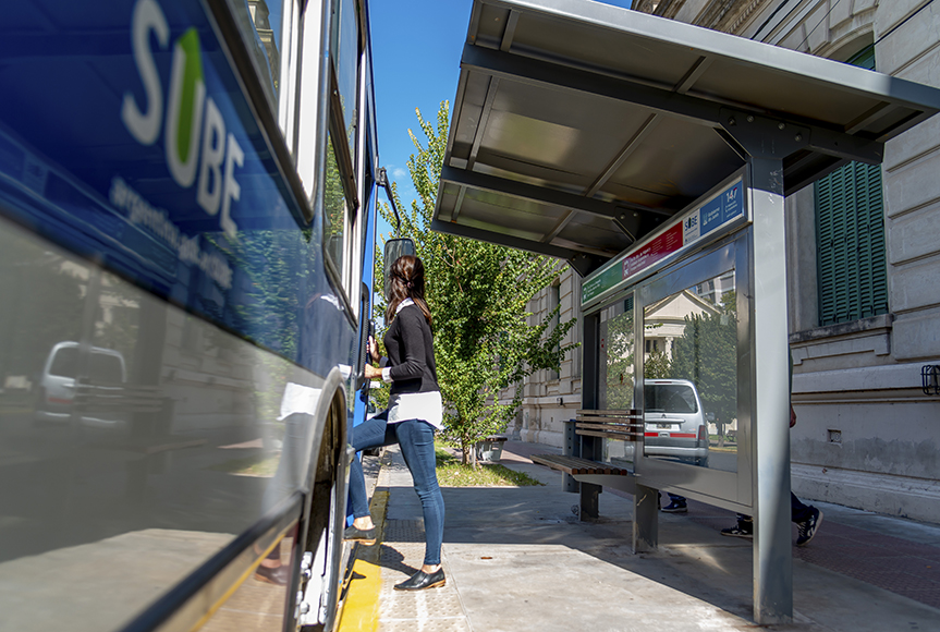 En la imagen se observa una foto de la fachada del micro de transporte publico urbano