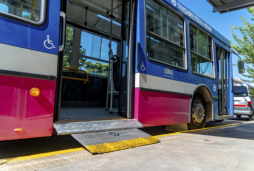 En la imagen se observa una foto de la fachada del micro de transporte publico urbano